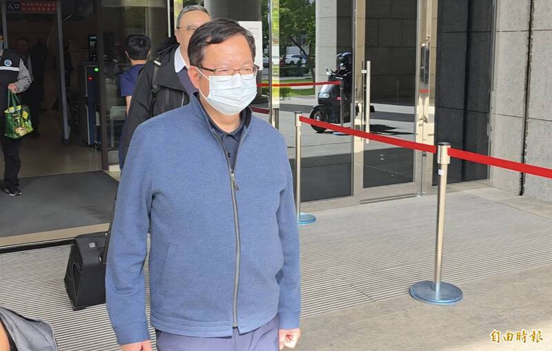 桃园地院庭讯后，郑文灿步出法院离去。（记者余瑞仁摄）