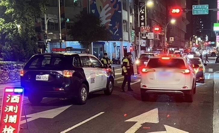 万华警方昨天执行扩大临检，展现维持治安的决心。（记者王冠仁翻摄）