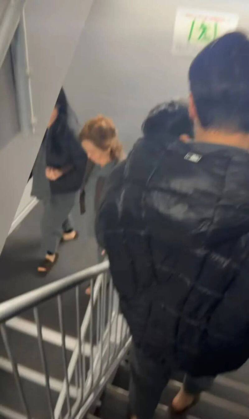 中国游客拍下青森强震后，自己和其他游客走下酒店楼梯避难画面。（撷取自极目新闻）