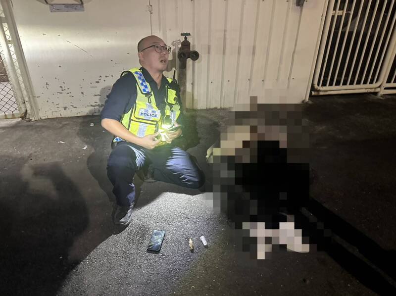 警员压制许嫌。（图由警方提供）