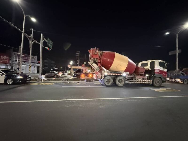 水泥预拌车与脚踏车发生碰撞，女骑士送医急救。（民众提供）