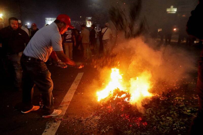 约500名自由重建党支持者聚集在首都存放选票的办公室外示威抗议，部分人甚至纵火点燃了落叶及汽车轮胎。（路透）