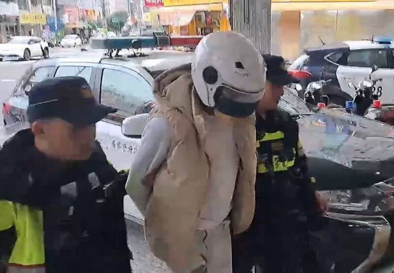 洗车工吴叡旻（中）今年3月酒驾、无照撞死医大生，台中地院国民法庭今天宣判，应执行有期徒刑10年。（民众提供）