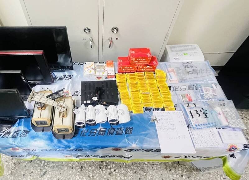 善化警方联手移民署，破获以泰妹选妃为号召的应召站，扣得相关证物。（民众提供）