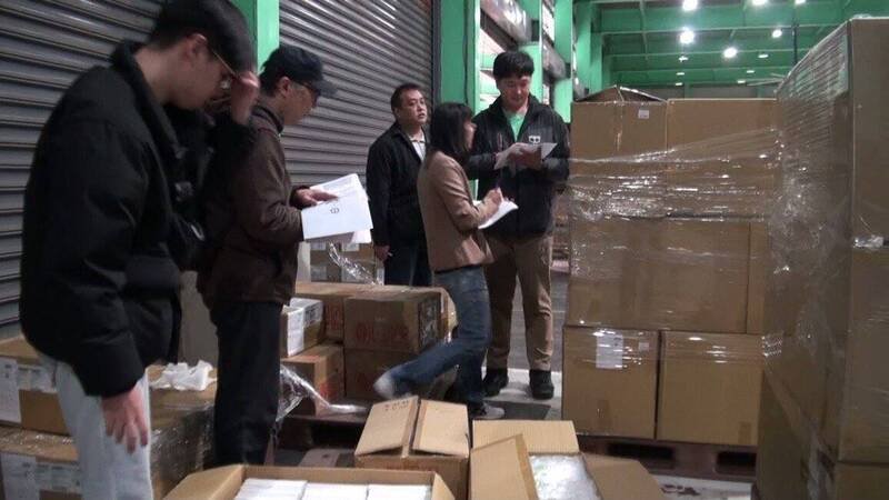 警方前往天一爱公司的办公室、仓库搜索。（记者王冠仁翻摄）