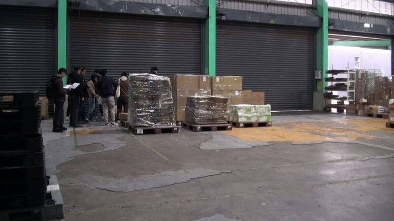 警方前往天一爱公司的办公室、仓库搜索。（记者王冠仁翻摄）