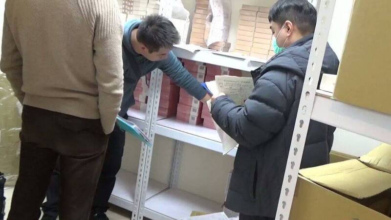 警方前往天一爱公司的办公室、仓库搜索。（记者王冠仁翻摄）