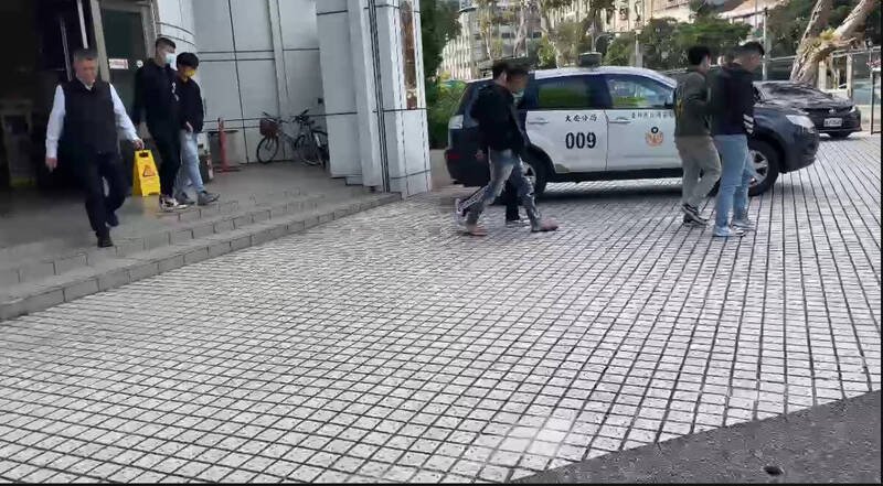 砸店的18岁谢男、23岁冯男及21岁庄男在警方策动下，前往大安分局投案。（记者郑景议翻摄）