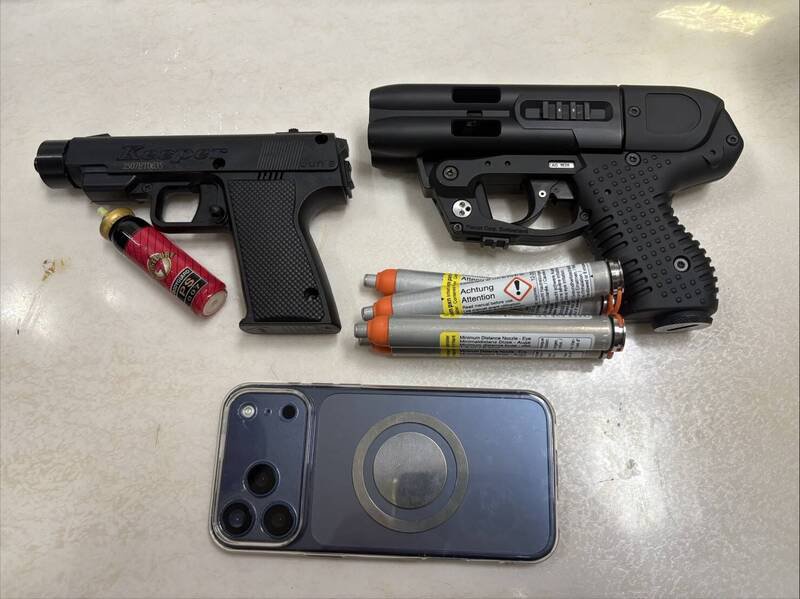 警方扣回辣椒枪。（记者徐圣伦翻摄）