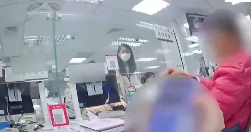 警方与行员向老妇劝说。（记者王冠仁翻摄）