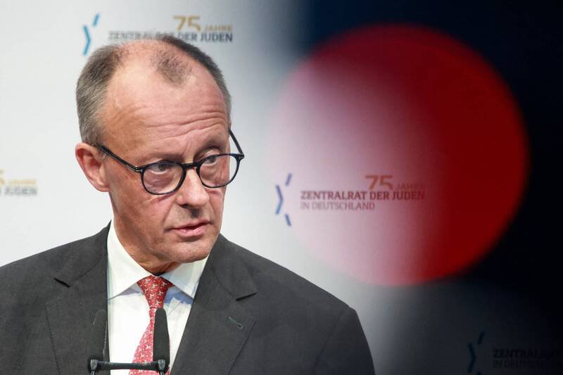 德国总理梅尔茨今天在柏林与北约秘书长吕特会面，会后召开记者会表示，美欧正就乌俄停火协议密集磋商，任何解决方案都必须维护欧洲安全利益。（欧新社档案照）