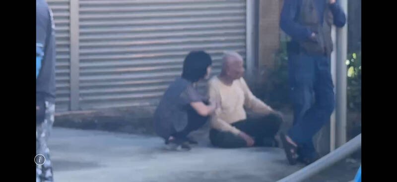 8旬阿公逃出瘫坐地上。（民众提供）