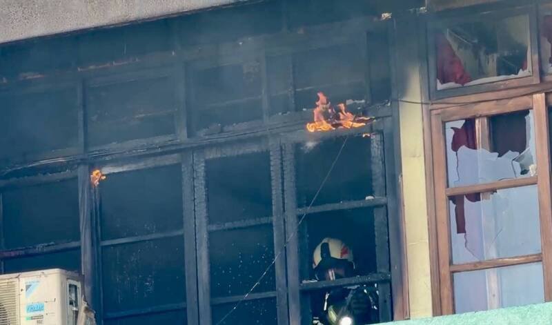 火势延烧到2楼。（民众提供）