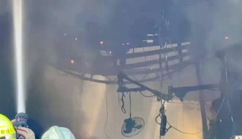 消防人员射水灭火。（民众提供）