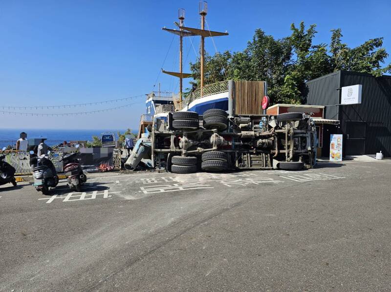 李男驾驶水泥预拌车翻覆。(警方提供) 李男驾驶水泥预拌车翻覆。(警方提供)