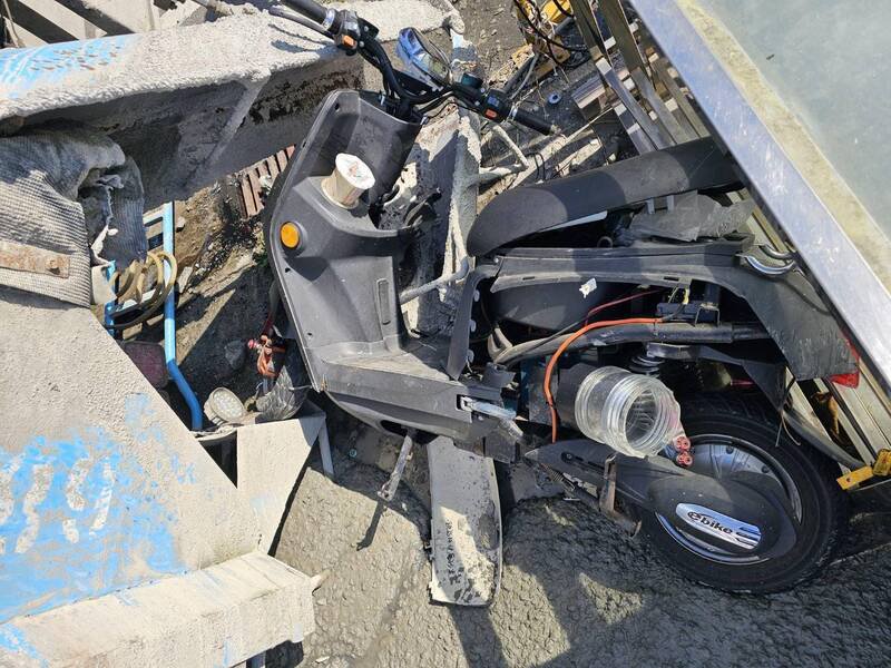 李男驾驶水泥预拌车翻覆,压坏周边三车。(警方提供) 李男驾驶水泥预拌车翻覆,压坏周边三车。(警方提供)