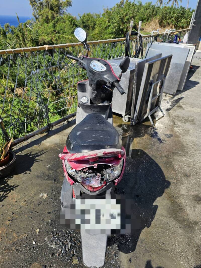 李男驾驶水泥预拌车翻覆,压坏周边三车。(警方提供) 李男驾驶水泥预拌车翻覆,压坏周边三车。(警方提供)