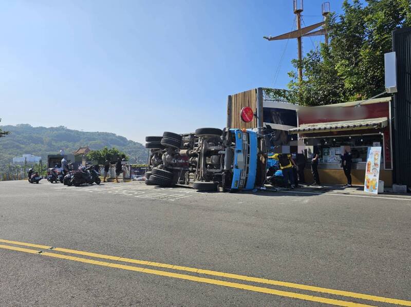 李男驾驶水泥预拌车翻覆,压坏周边三车。(警方提供) 李男驾驶水泥预拌车翻覆,压坏周边三车。(警方提供)