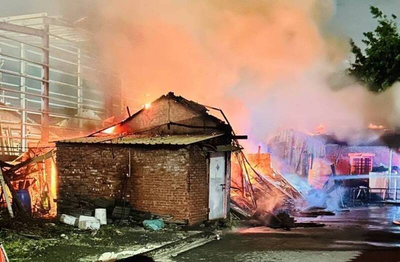 三合院起火，火势相当猛烈。（民众提供）