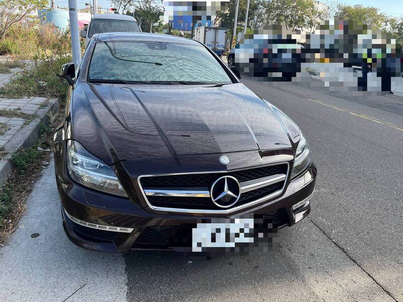 被撞的宾士车。（图由国道警方提供）