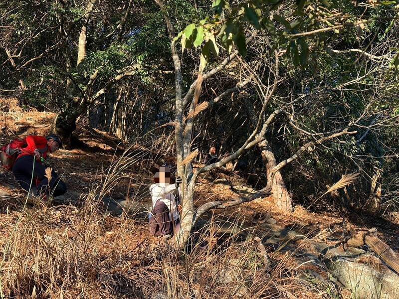 山友受困峭壁等待救援。（民众提供）