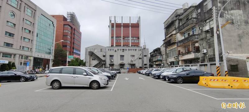 大甲分局将利用平面停车场改建大楼。（记者张轩哲摄）