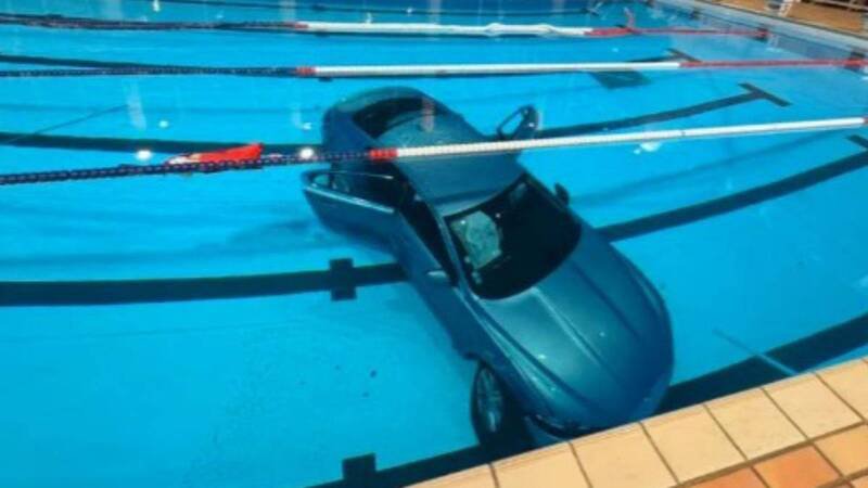 一名38岁妇人疑似误将油门当成煞车，导致车辆失控冲破建筑物的玻璃帷幕，直接冲进了游泳池中。（图翻摄脸书/Ville De La Ciotat）