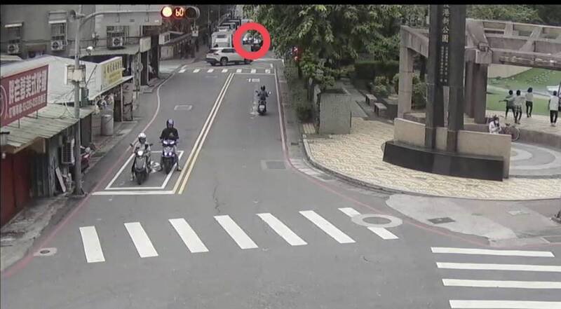 监视器拍下车祸发生。（记者徐圣伦翻摄）