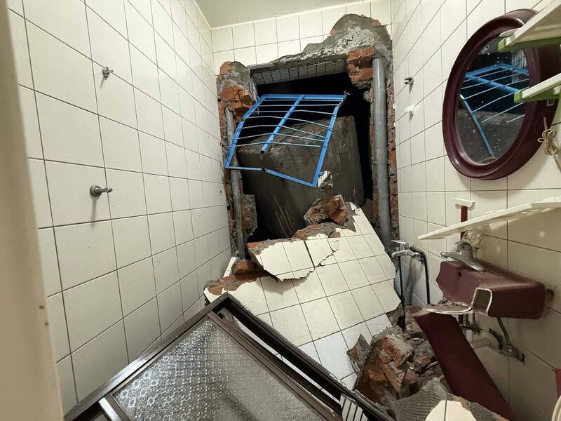 新北市新店碧瑶、锦秀社区昨天因抢灾施工便道坍落，混凝土块砸中锦秀路57巷4号1、2楼民宅。（新北市议员黄心华提供）