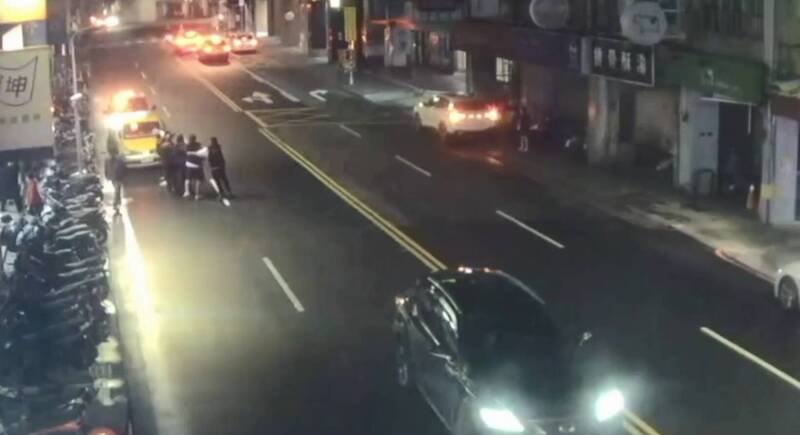 朱男等从KTV消费完准备离去时，与另一方7人发生口角，进而演变当街大乱斗。（记者陆运锋翻摄）