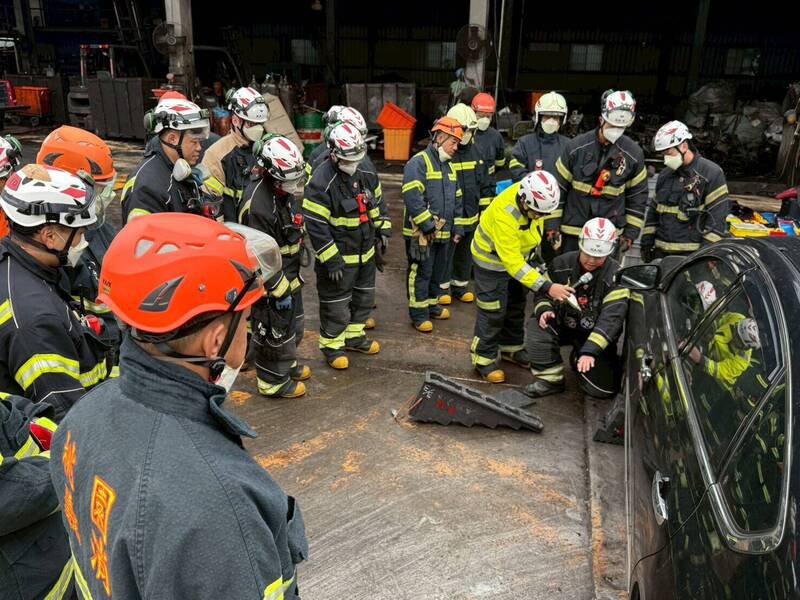 平镇消防分队办理2梯次车祸救援教育训练，强化第一线救灾能力。（图由桃市消防局提供）
