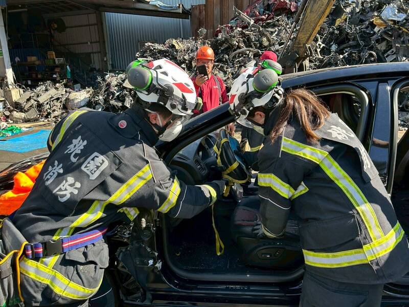 平镇消防分队办理2梯次车祸救援教育训练，强化第一线救灾能力。（图由桃市消防局提供）
