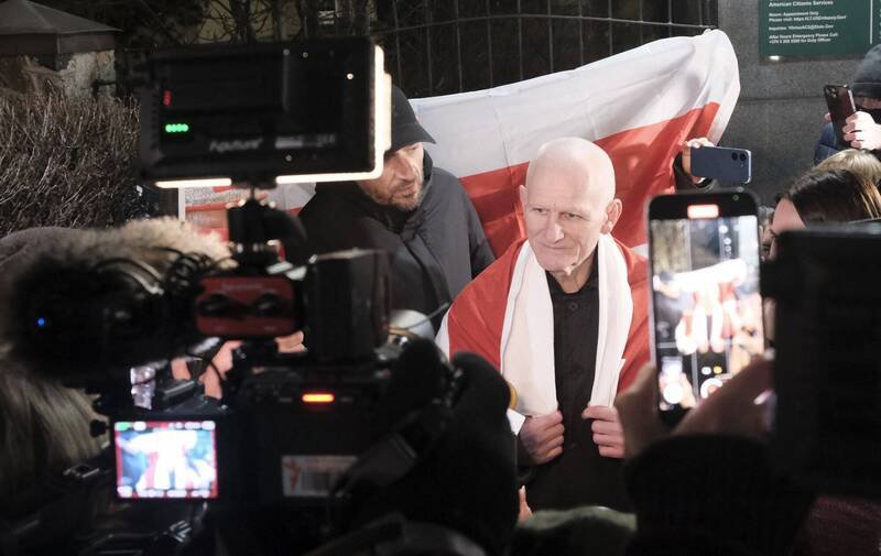 白俄罗斯政府与美国达成协议后今天释放123名囚犯，其中包括2022年诺贝尔和平奖得主毕亚利亚茨基（Ales Bialiatski），图为他获释后在立陶宛首都受访。（欧新社）