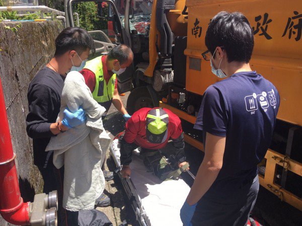 仁爱消防分队获报利用机具将受困垃圾车内的郑姓驾驶救出送医。（仁爱消防分队提供）