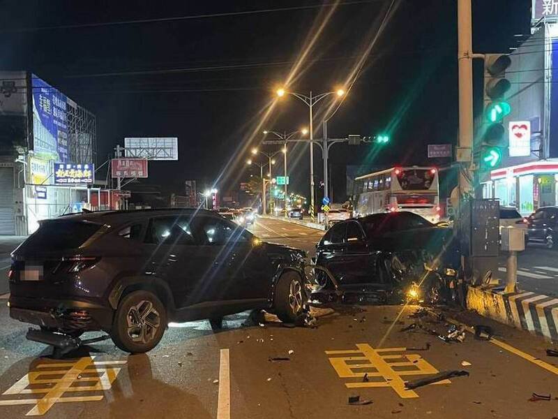 两车车体零件散落一地，事故现场一片狼藉。（图由警方提供）