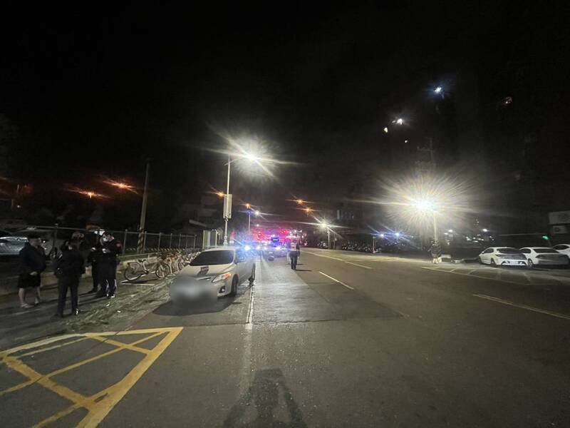 仁武区发生自撞车祸。（民众提供）