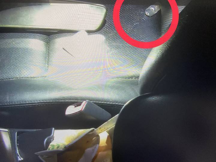 员警在副驾驶座发现毒品烟弹。（民众提供）