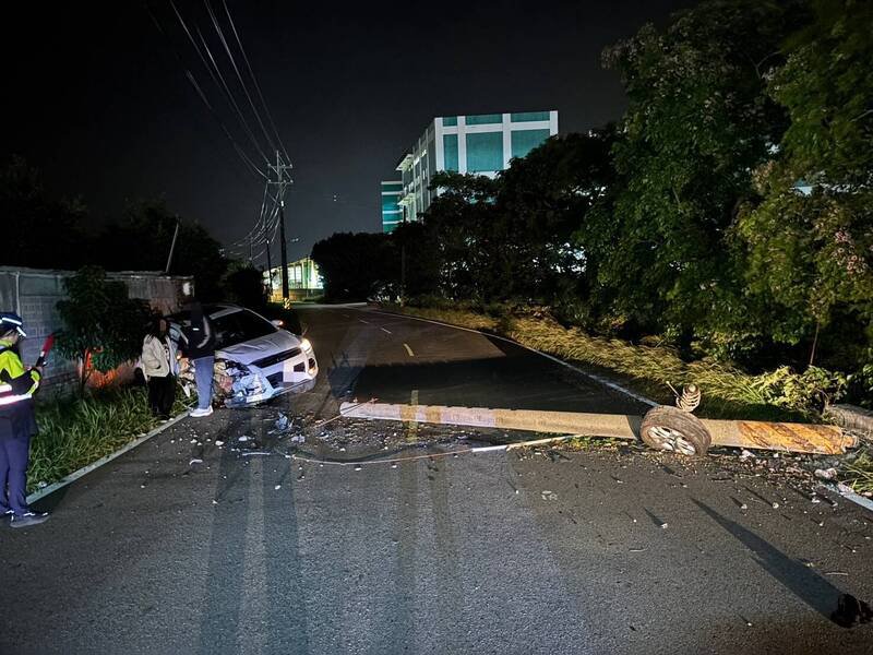 白色轿车酒驾酿祸，撞击桃园新屋电杆造成1615户停电 ，台电凌晨抢修复电。（图由警方提供）