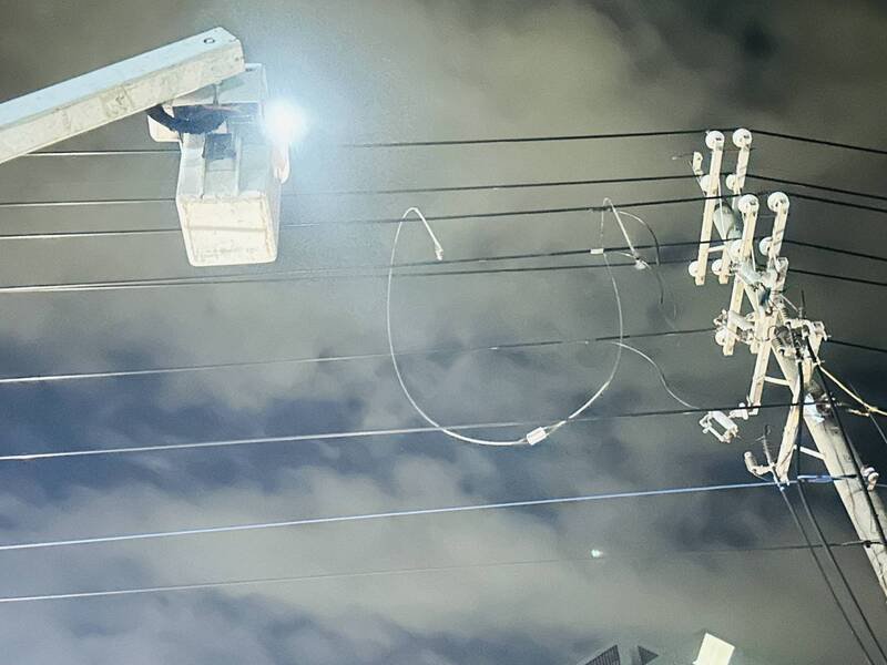 白色轿车酒驾酿祸，撞击桃园新屋电杆造成1615户停电 ，台电凌晨抢修复电。（图由台电公司提供）