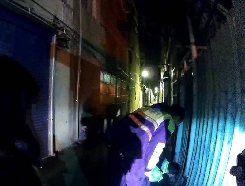 黄姓女大生赶公车鞋子误入排水孔掉了，杨梅警靠2物巧手救鞋。（警方提供）