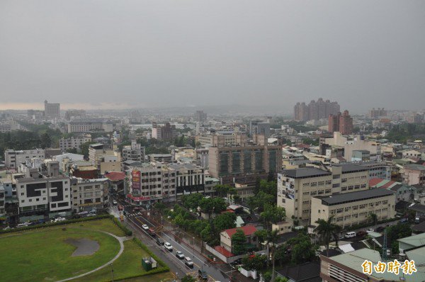 因午后对流发展旺盛，嘉义东区、中埔一带一度下起冰雹，中央气象局也发布雷雨讯息。（记者王善嬿摄）