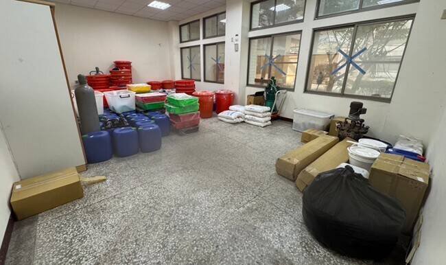 制毒工厂内观。（记者郑景议翻摄）