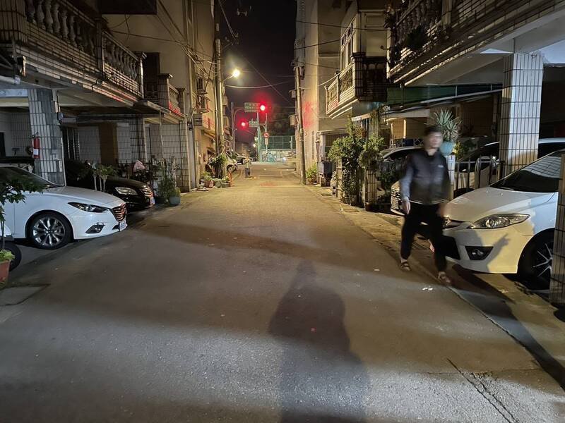 林姓老翁驾驶黑色丰田轿车疑似未注意路况，擦撞一辆停放于车库前的白色马自达轿车，事后未停车处理便驶离现场。（警方提供）