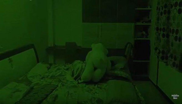 一名印度女孩晚上在家中睡觉时，床边的大泰迪熊娃娃突然动了起来，更直接抱住她，画面相当吓人。（图撷自YouTube/Peristiwa Baru）