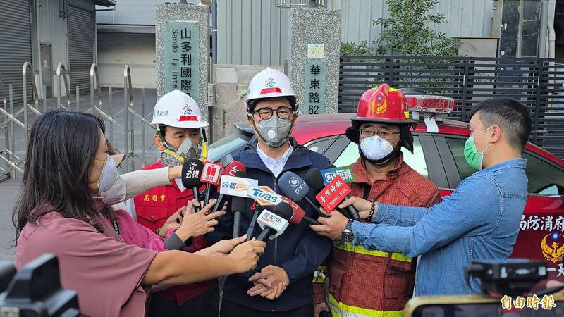 陈其迈到场了解火灾抢救情况。（记者李惠洲摄）