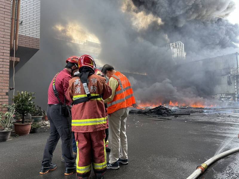 高市消防局出动大批人车抢救火警。（民众提供）