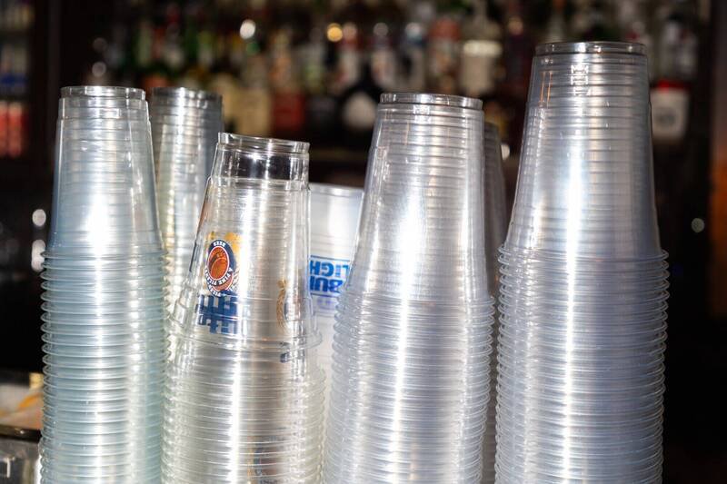 南韩政府宣布，将于明年全面实施「一次性塑胶杯收费制」，示意图。（彭博）