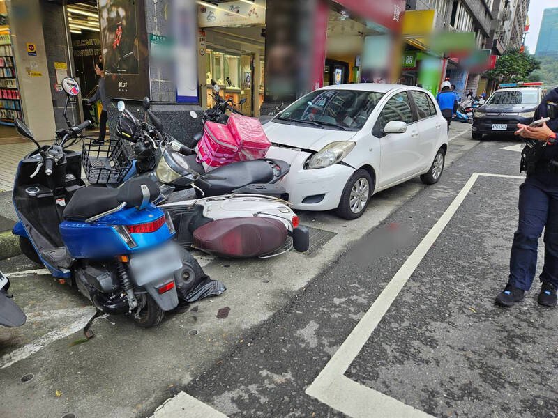 缪姓妇人开车上班行经新台五路一段，一连撞倒机车格内17台机车。（记者林嘉东翻摄）