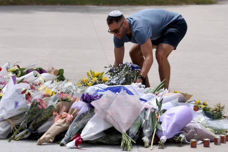 澳洲雪梨邦代海滩（Bondi Beach）14日发生袭击事件，含枪手共16死、40伤。图为民众献花悼念罹难者。（法新社）