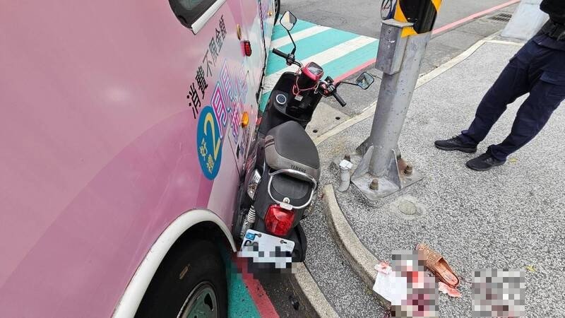 洪姓公车司机右转时疑未注意视线死角，撞上一旁的高姓女骑士，造成高女脚踝骨折。（记者陆运锋翻摄）